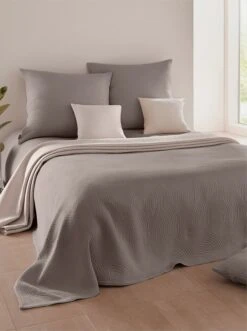 Pereira Da Cunha Tagesdecke In Grau 5 Pereira Da Cunha Tagesdecke In Grau -Heimtextilien ddd7f6467e66314e61520d8a4f8eacda